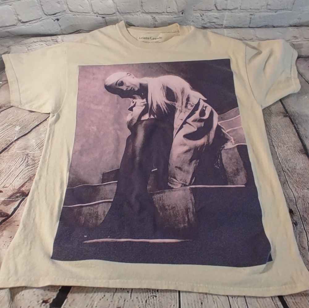Ariana Grande Sweetener 2019 Concert T Shirt Large